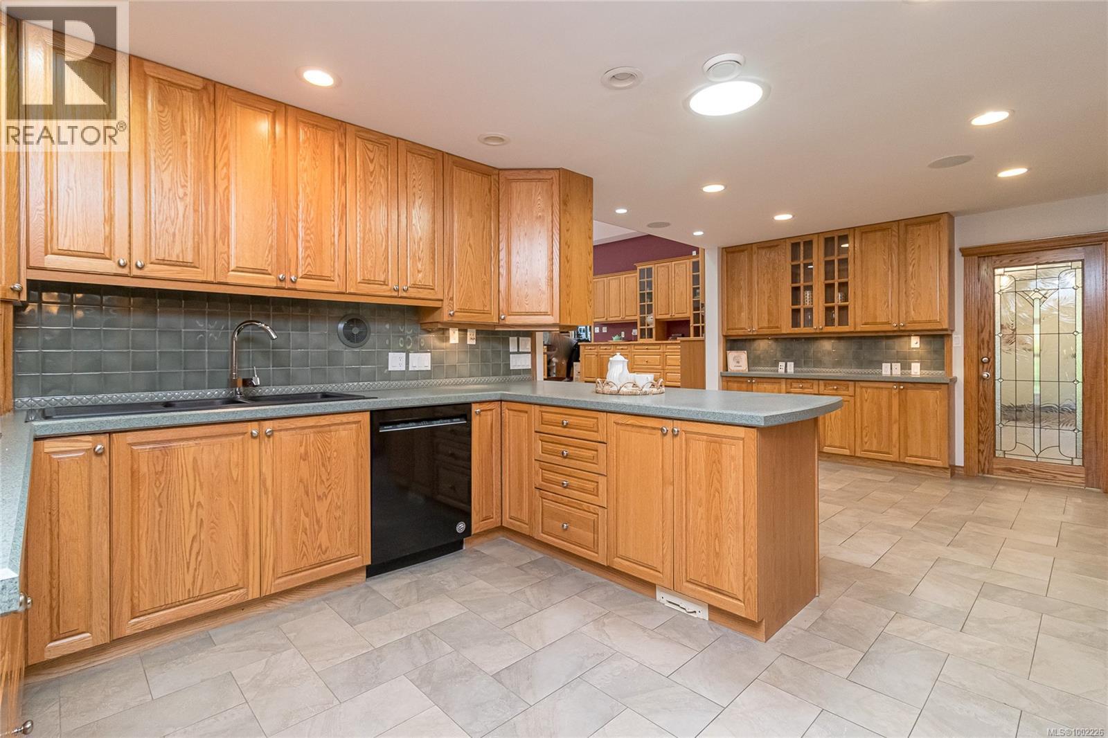 11376 Osprey Pl, North Saanich
