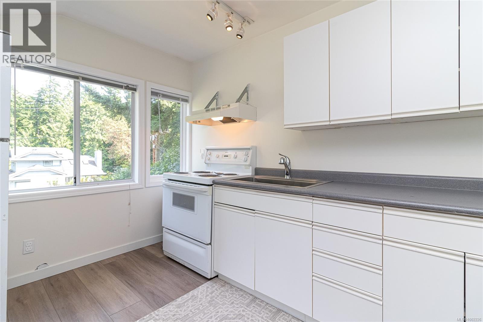 11376 Osprey Pl, North Saanich