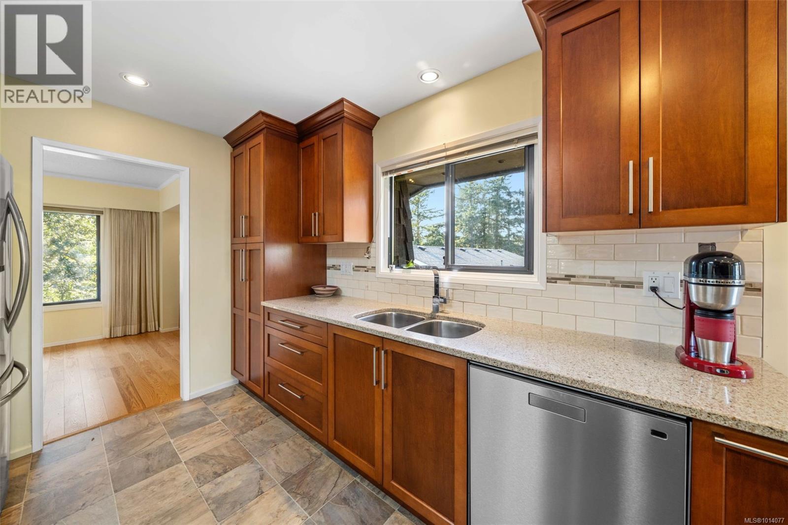 994 Landeen Pl, Saanich