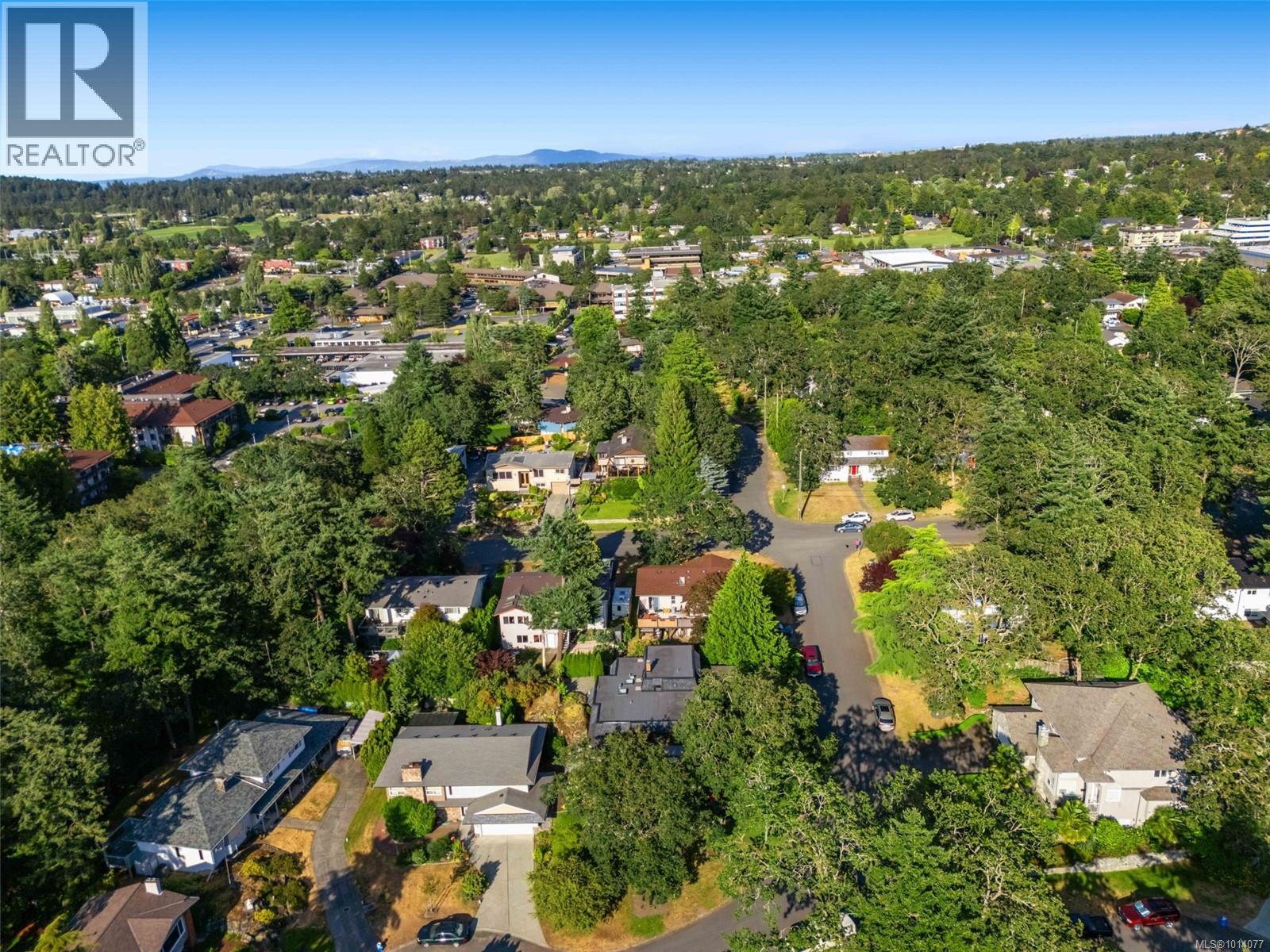 994 Landeen Pl, Saanich