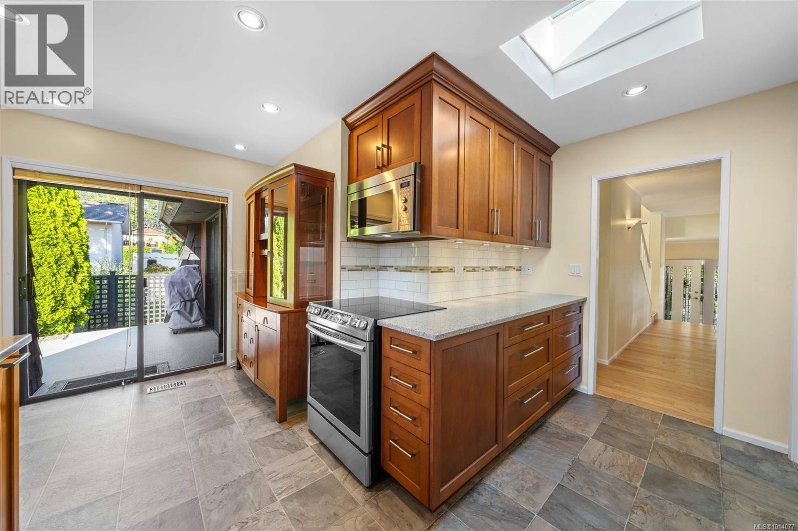 994 Landeen Pl, Saanich