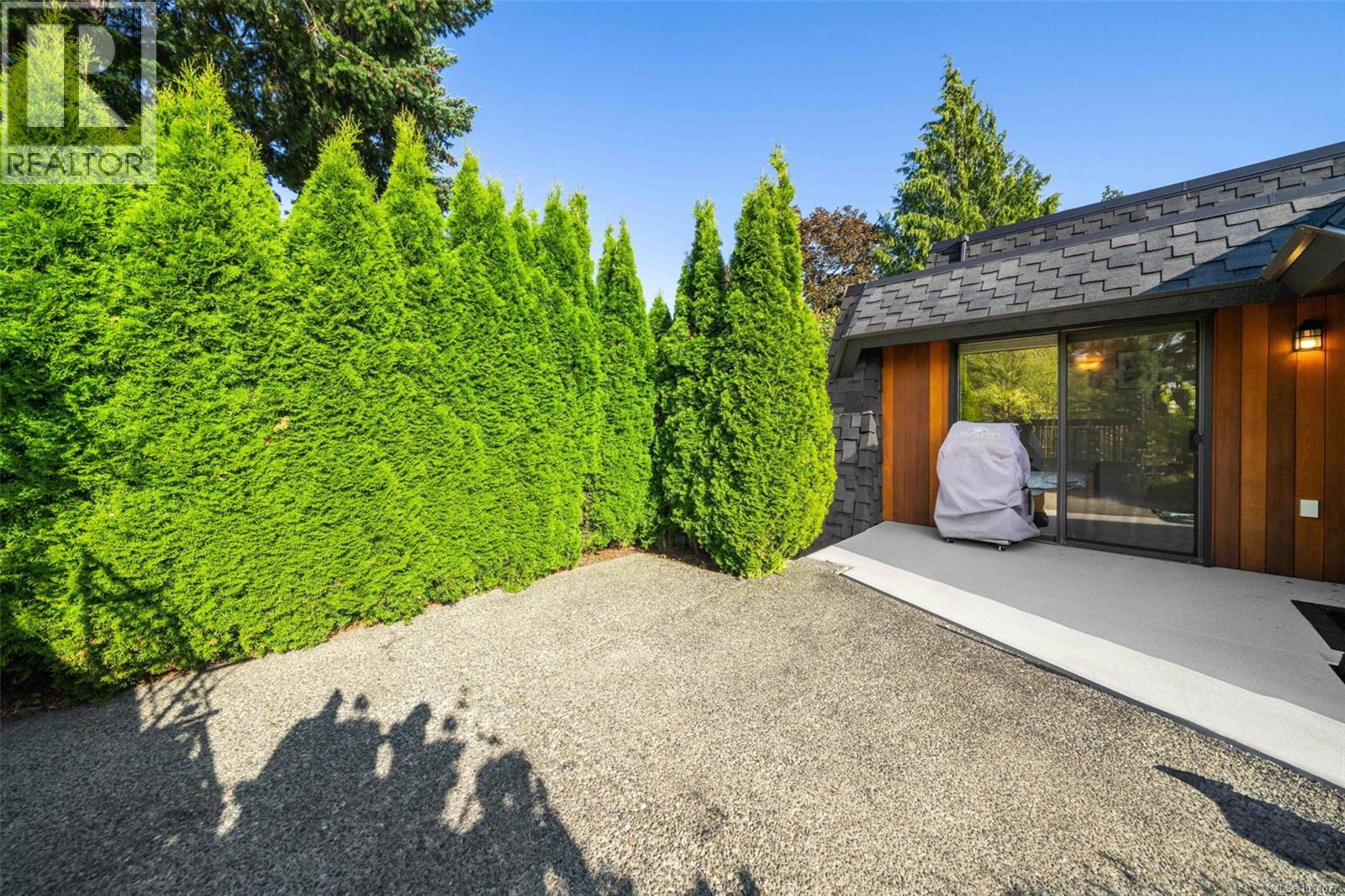994 Landeen Pl, Saanich