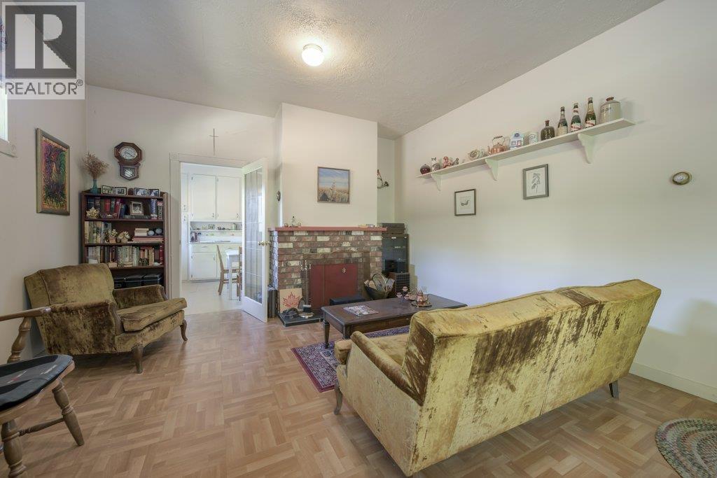 535 W 15TH STREET, North Vancouver