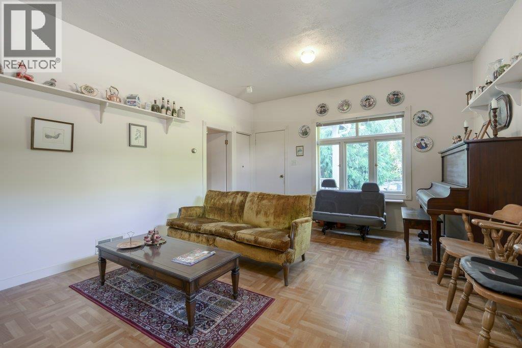 535 W 15TH STREET, North Vancouver