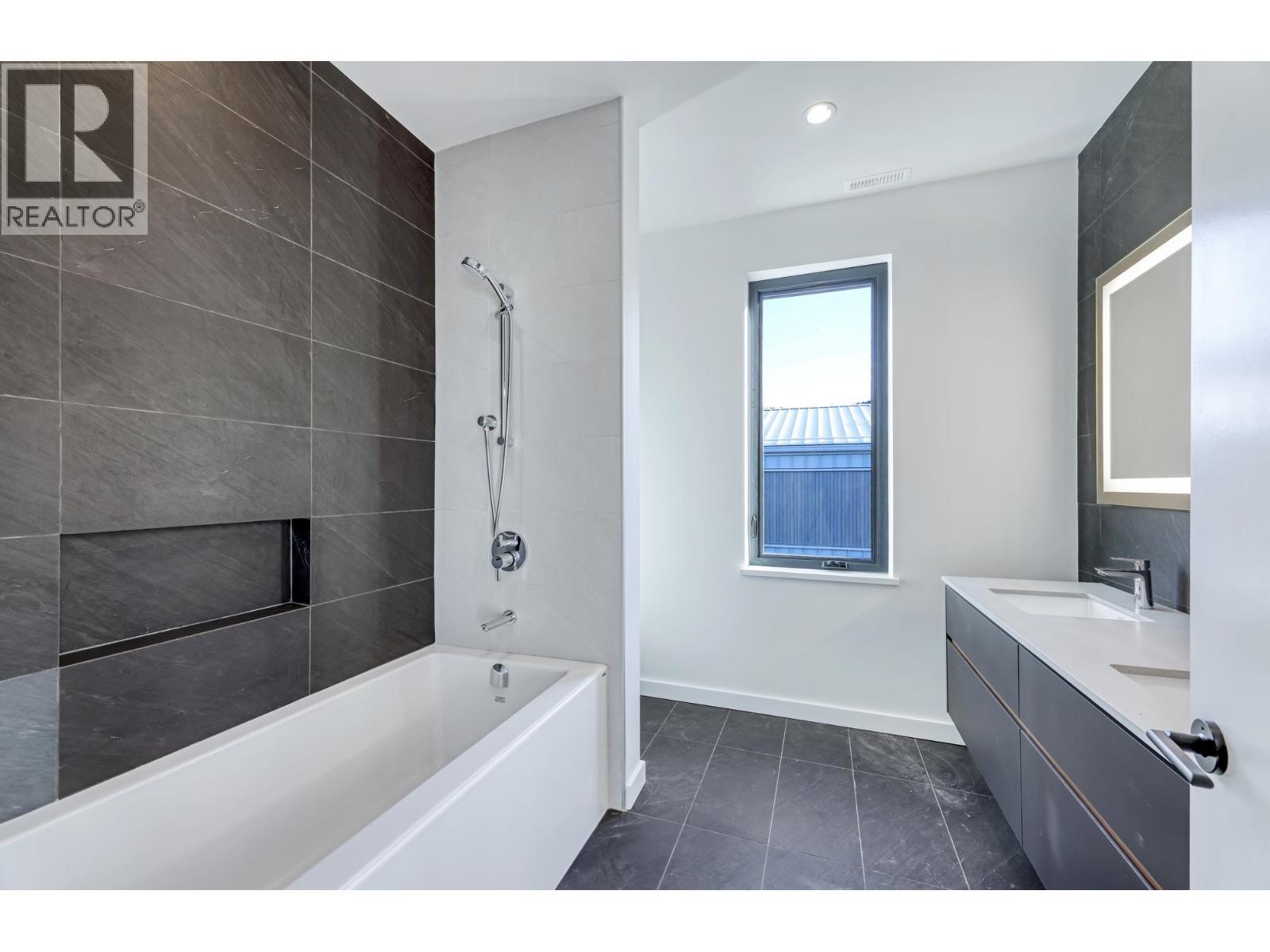 2943 HUCKLEBERRY DRIVE, Squamish