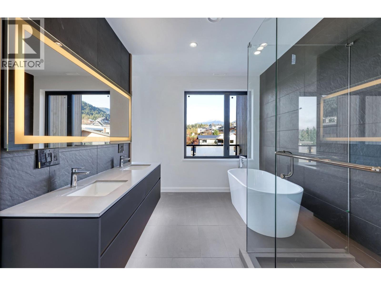 2943 HUCKLEBERRY DRIVE, Squamish