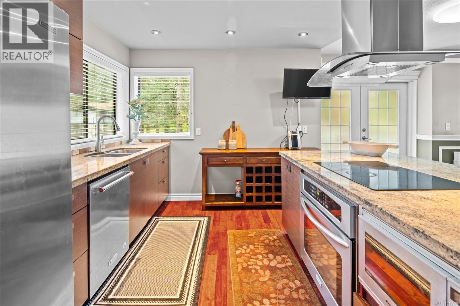 990 Cottontree Close, Saanich