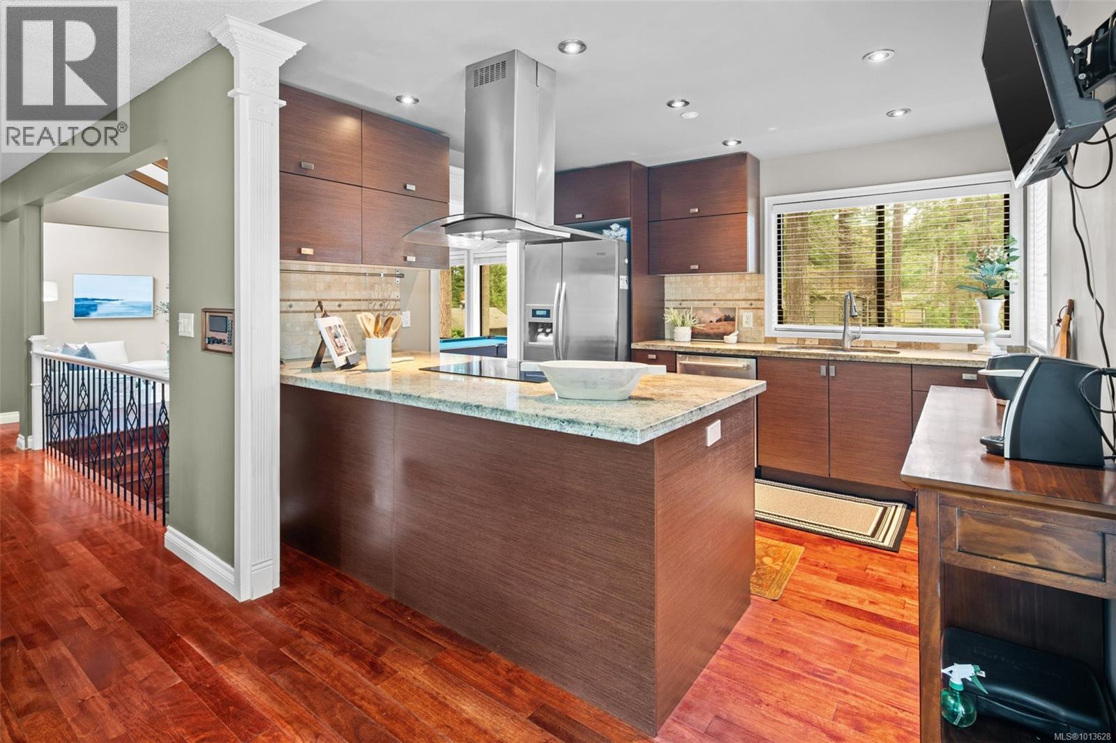 990 Cottontree Close, Saanich