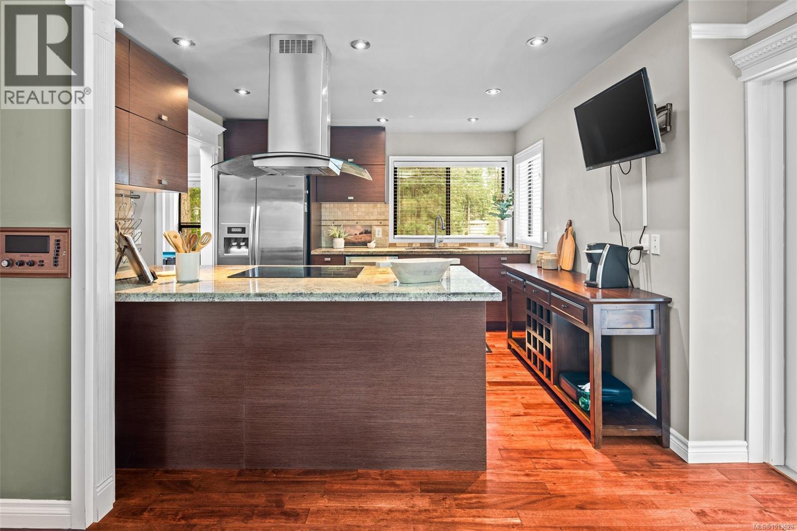 990 Cottontree Close, Saanich