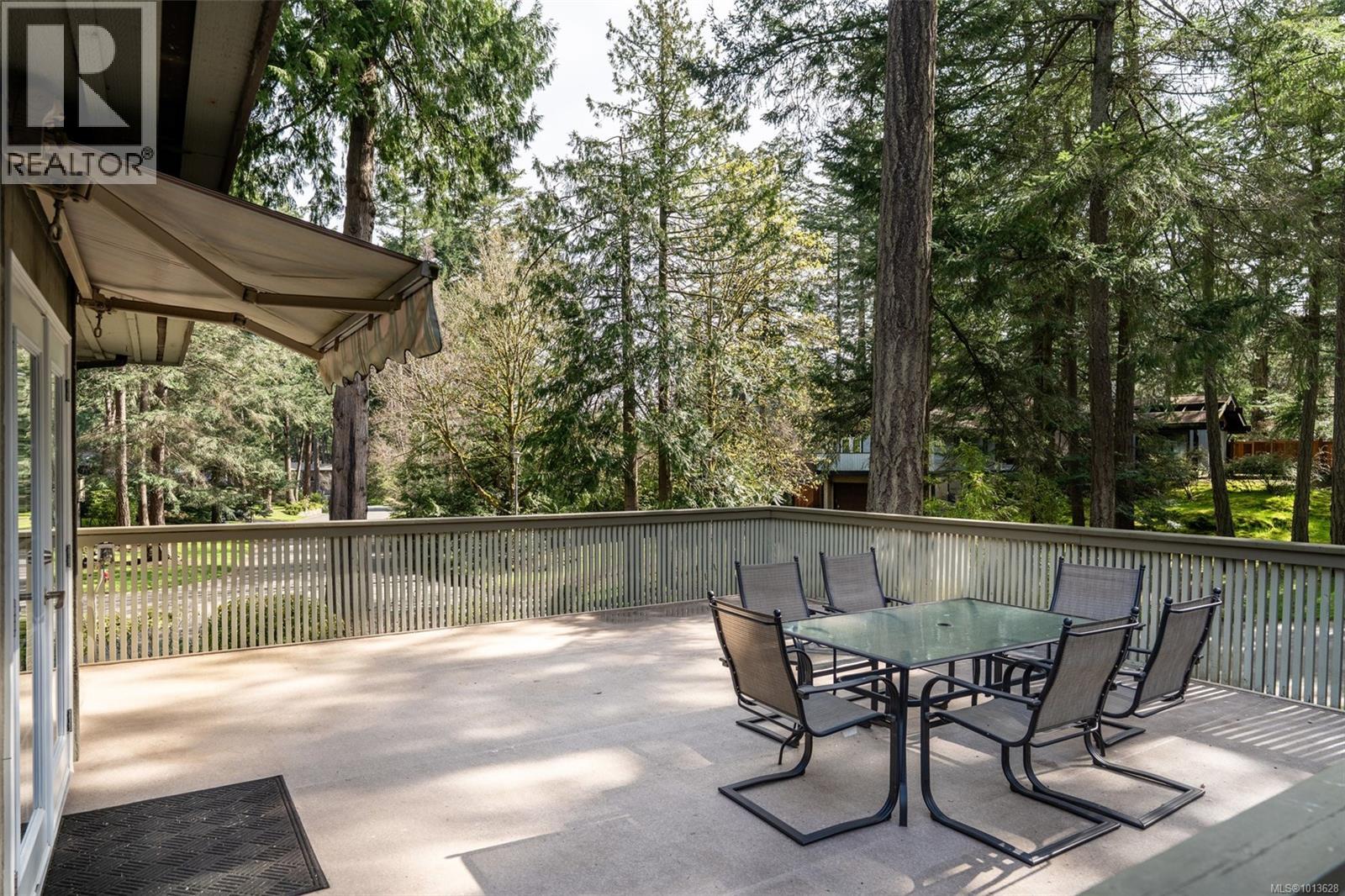 990 Cottontree Close, Saanich