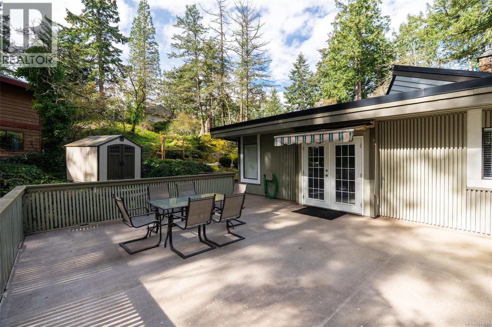 990 Cottontree Close, Saanich