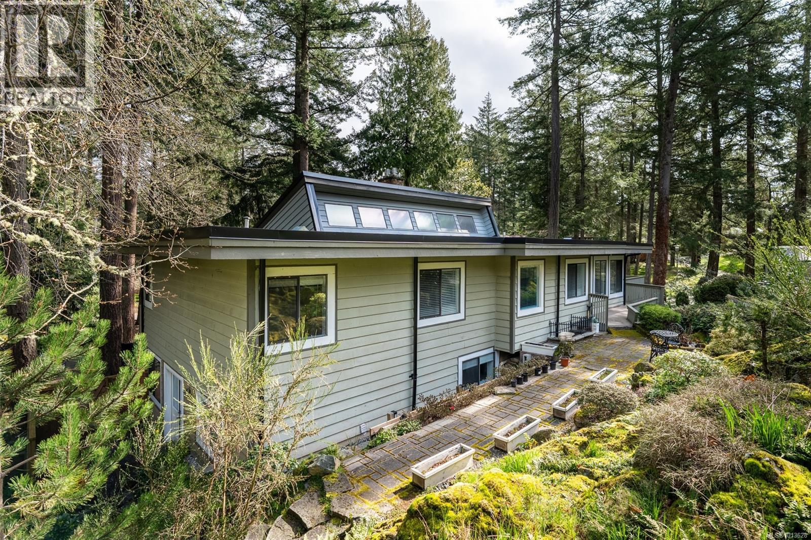 990 Cottontree Close, Saanich