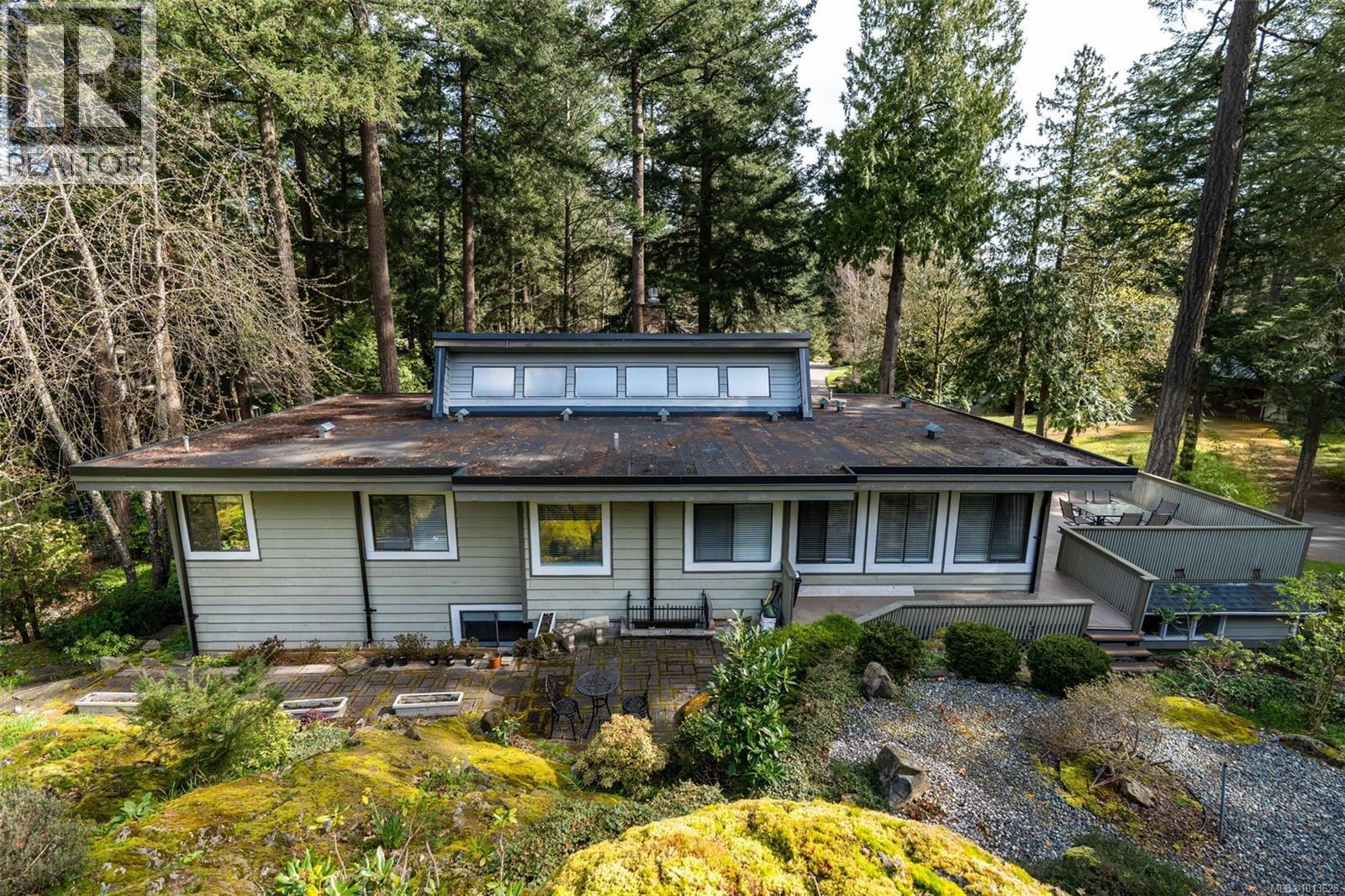 990 Cottontree Close, Saanich