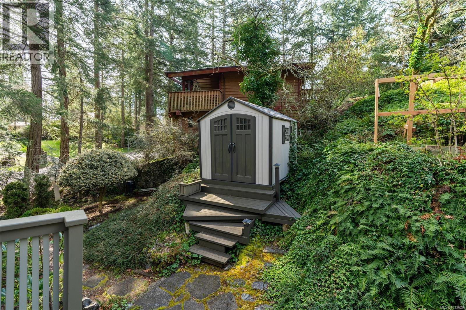 990 Cottontree Close, Saanich