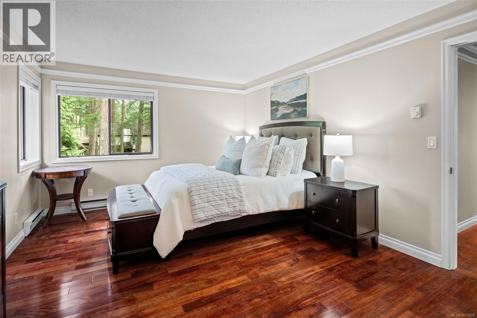 990 Cottontree Close, Saanich