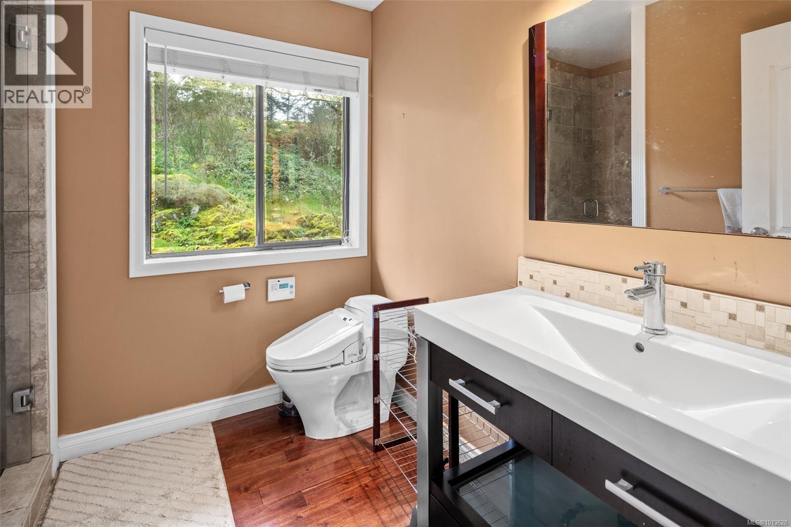 990 Cottontree Close, Saanich