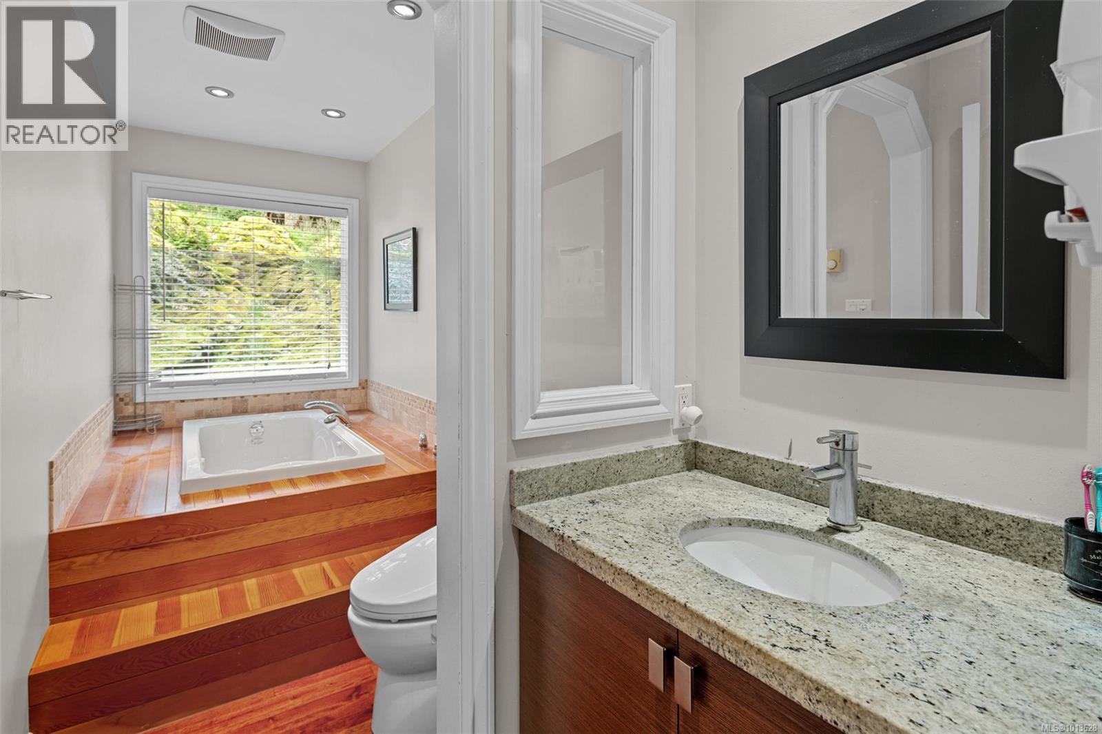 990 Cottontree Close, Saanich