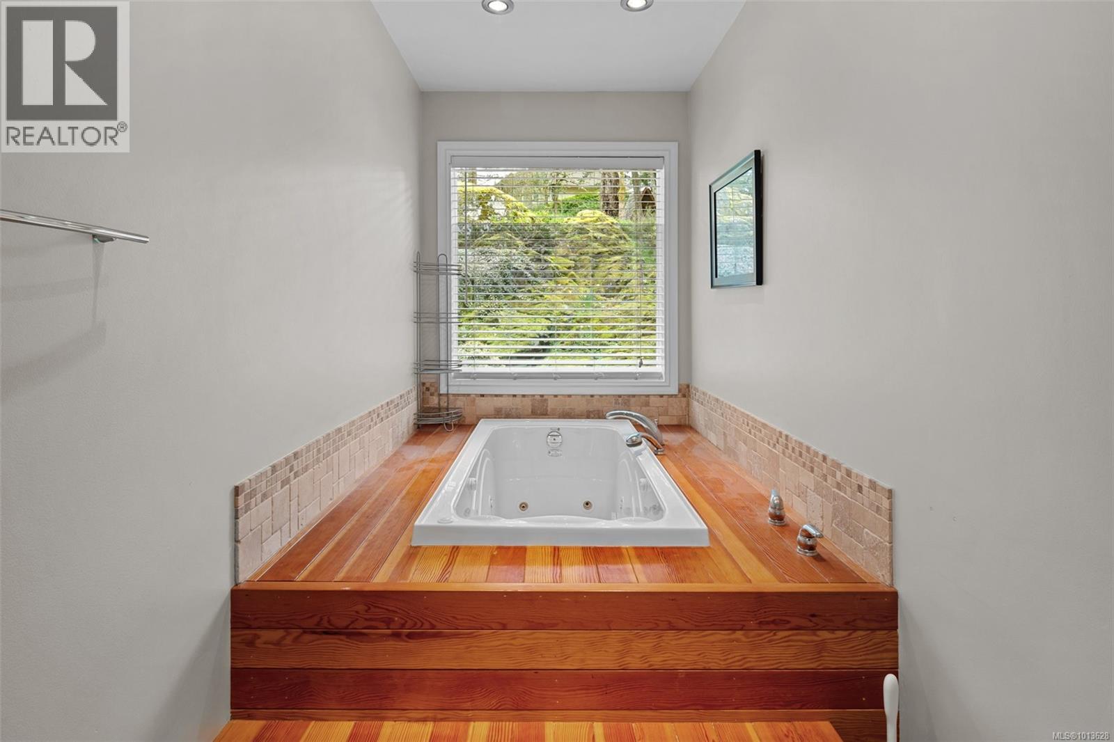 990 Cottontree Close, Saanich
