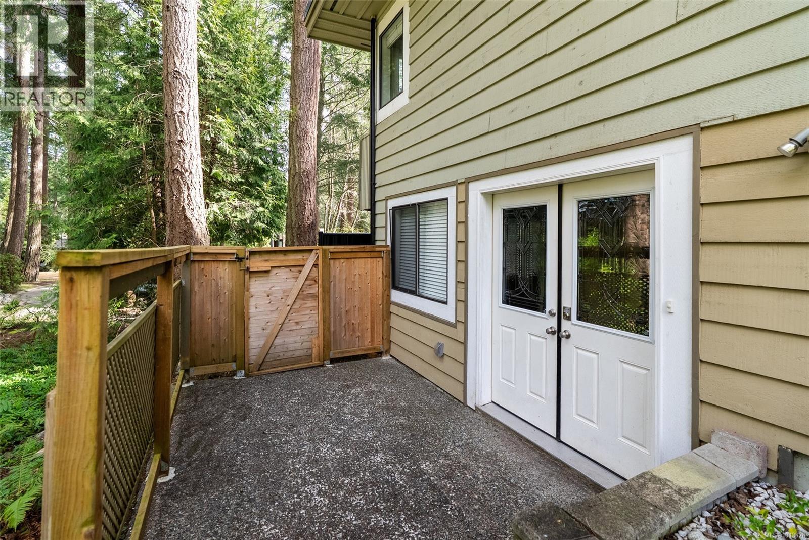 990 Cottontree Close, Saanich