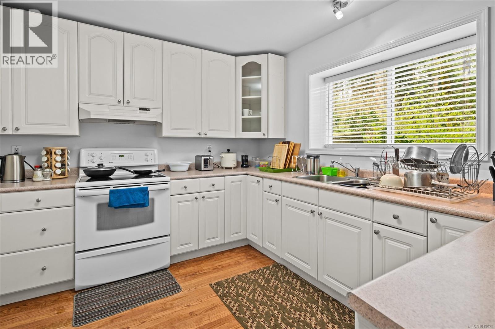 990 Cottontree Close, Saanich