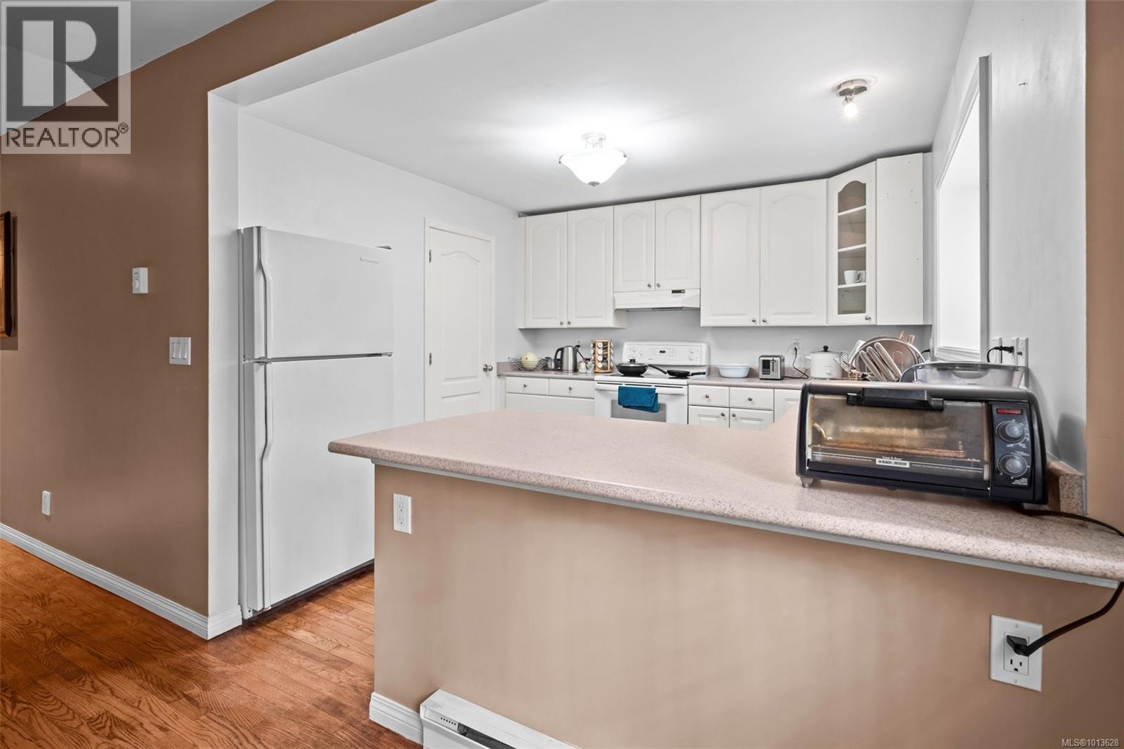 990 Cottontree Close, Saanich