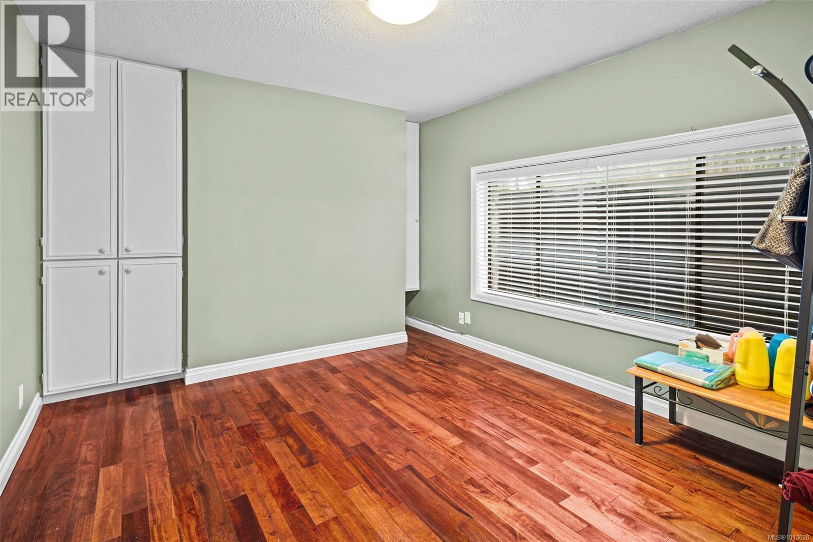 990 Cottontree Close, Saanich