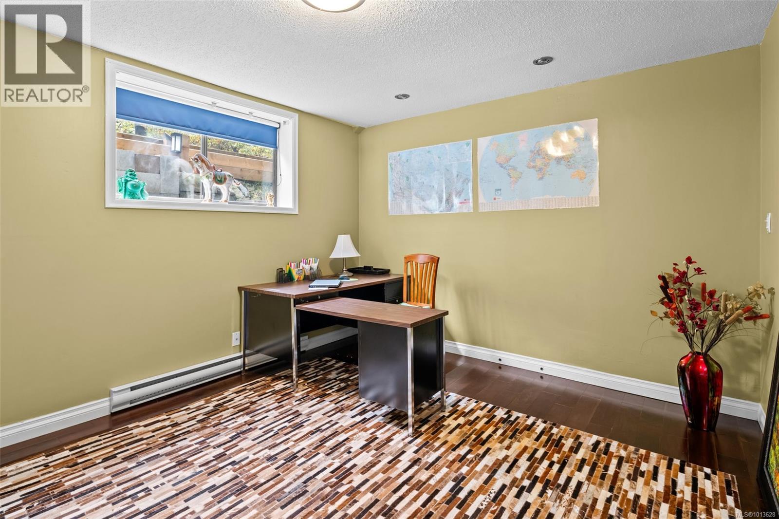 990 Cottontree Close, Saanich