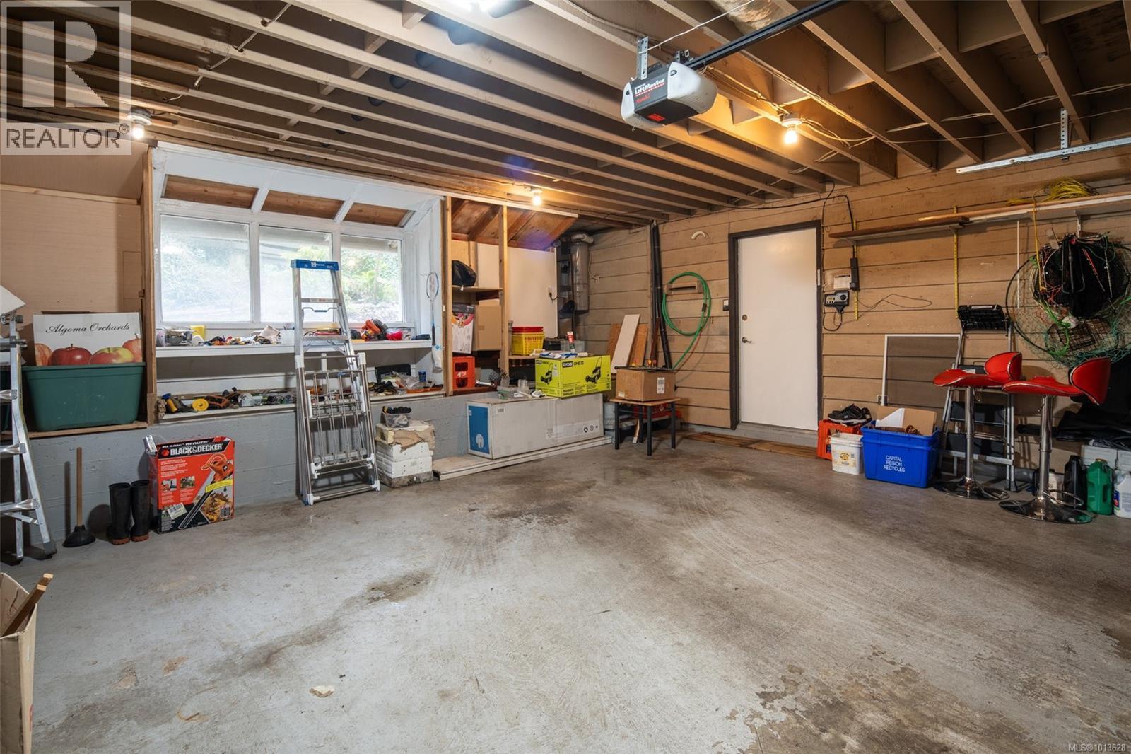 990 Cottontree Close, Saanich