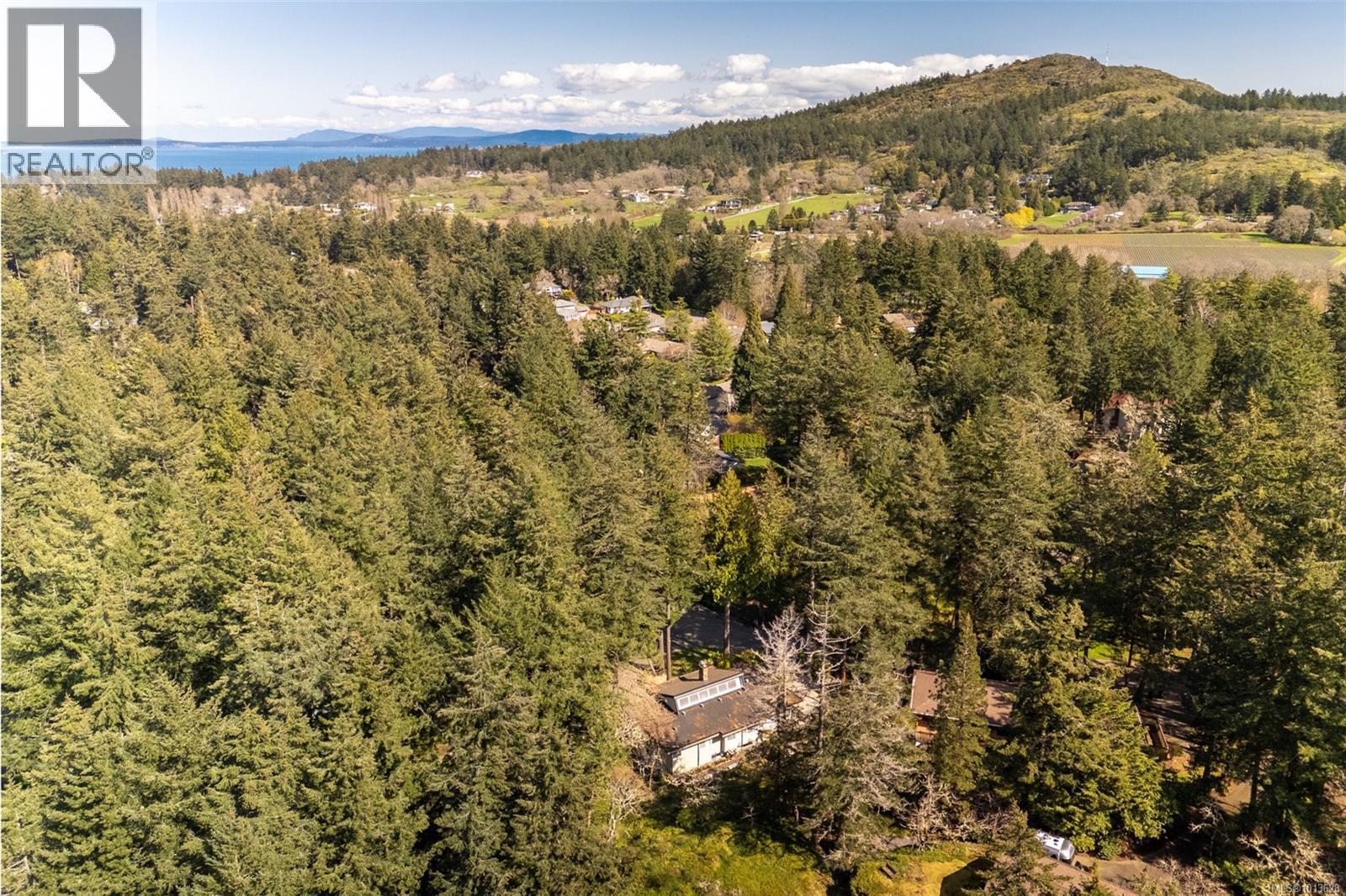 990 Cottontree Close, Saanich