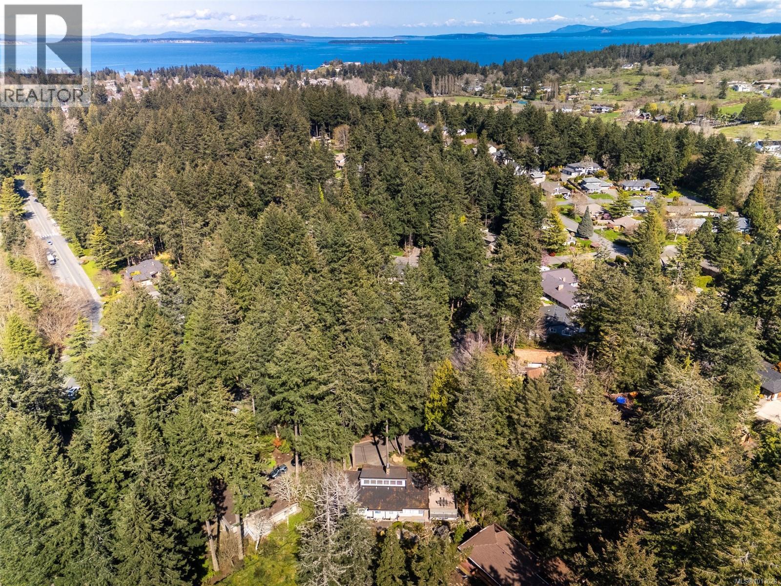 990 Cottontree Close, Saanich