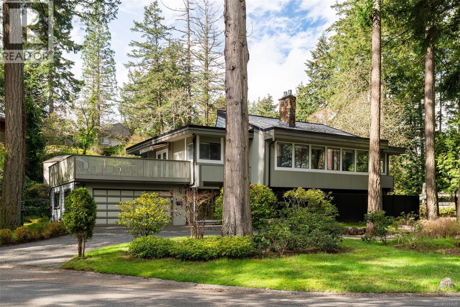 990 Cottontree Close, Saanich
