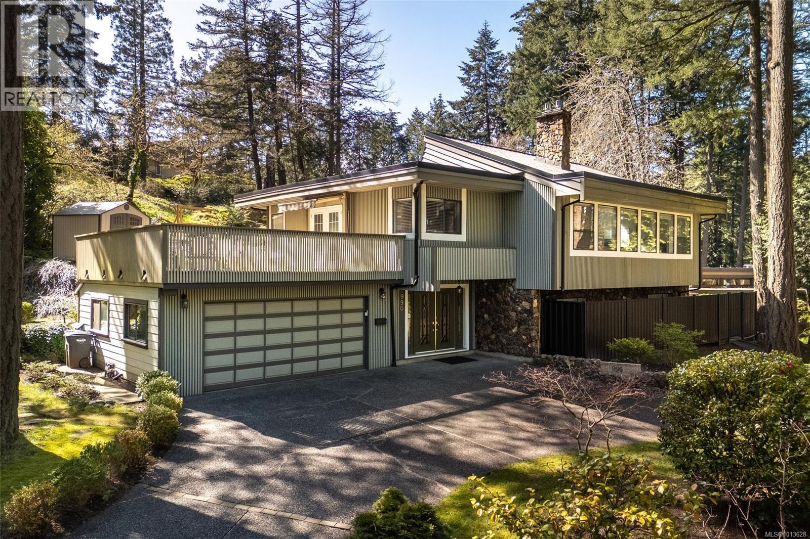 990 Cottontree Close, Saanich