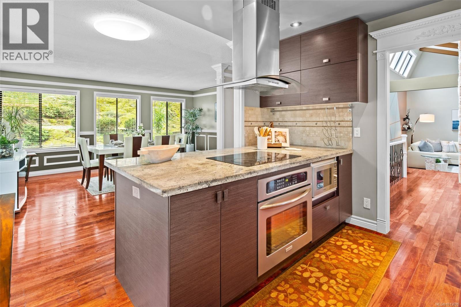 990 Cottontree Close, Saanich