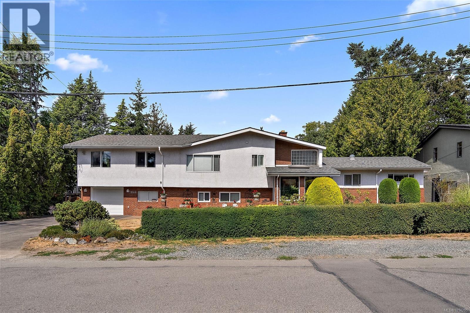 1844 Fairburn Dr, Saanich