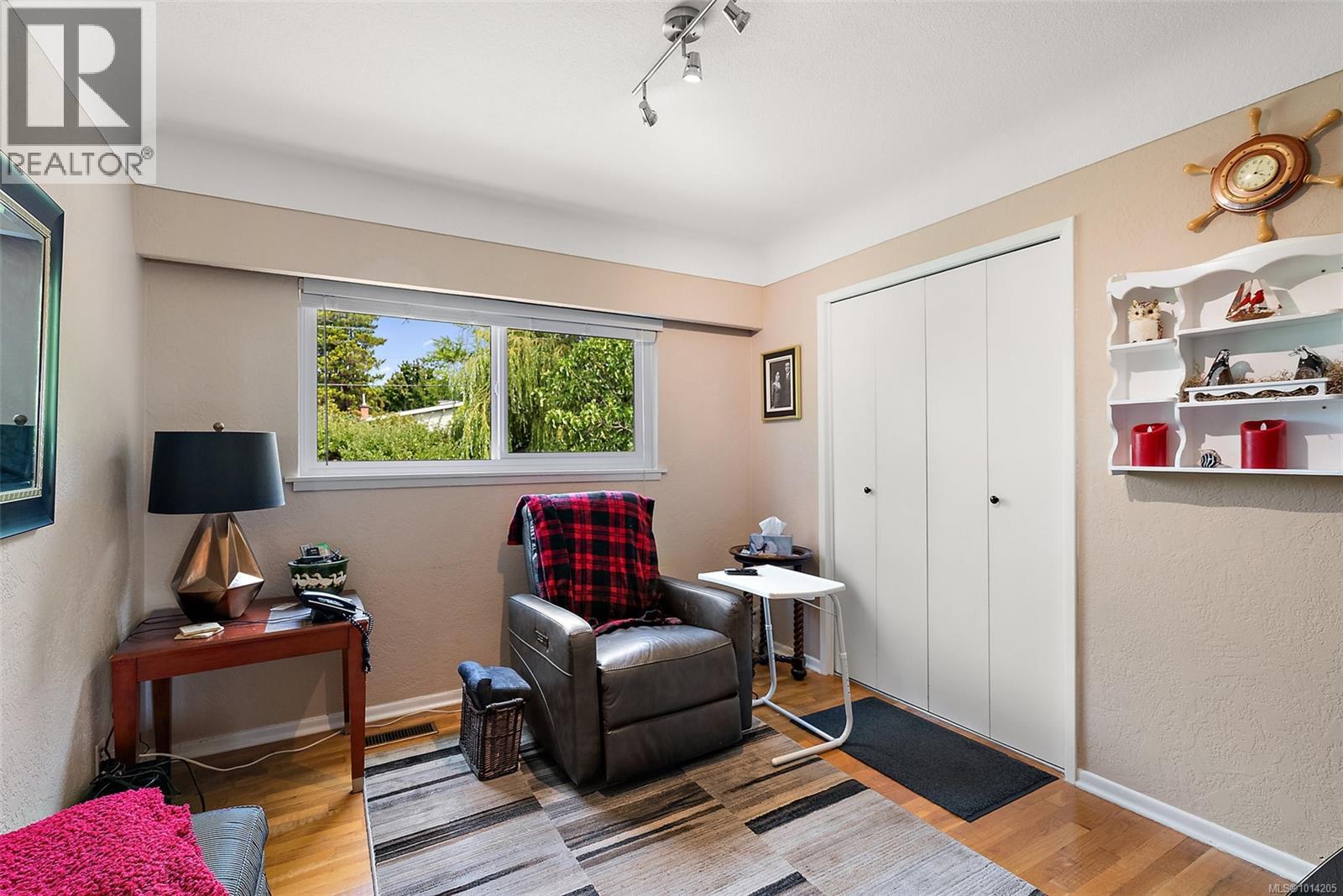 1844 Fairburn Dr, Saanich