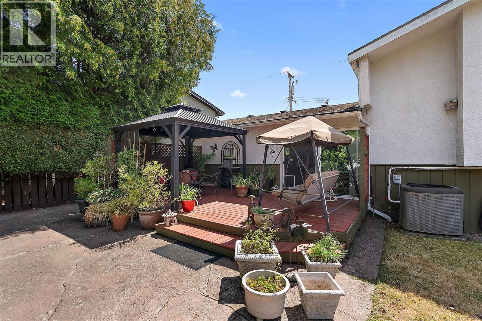 1844 Fairburn Dr, Saanich
