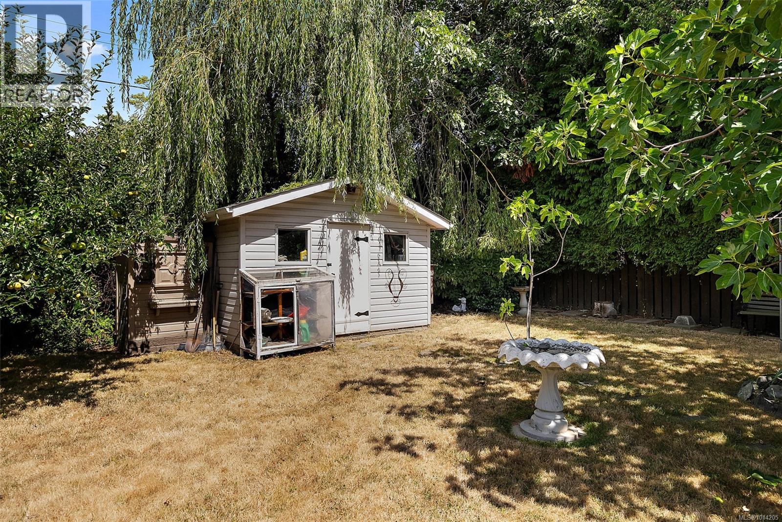 1844 Fairburn Dr, Saanich