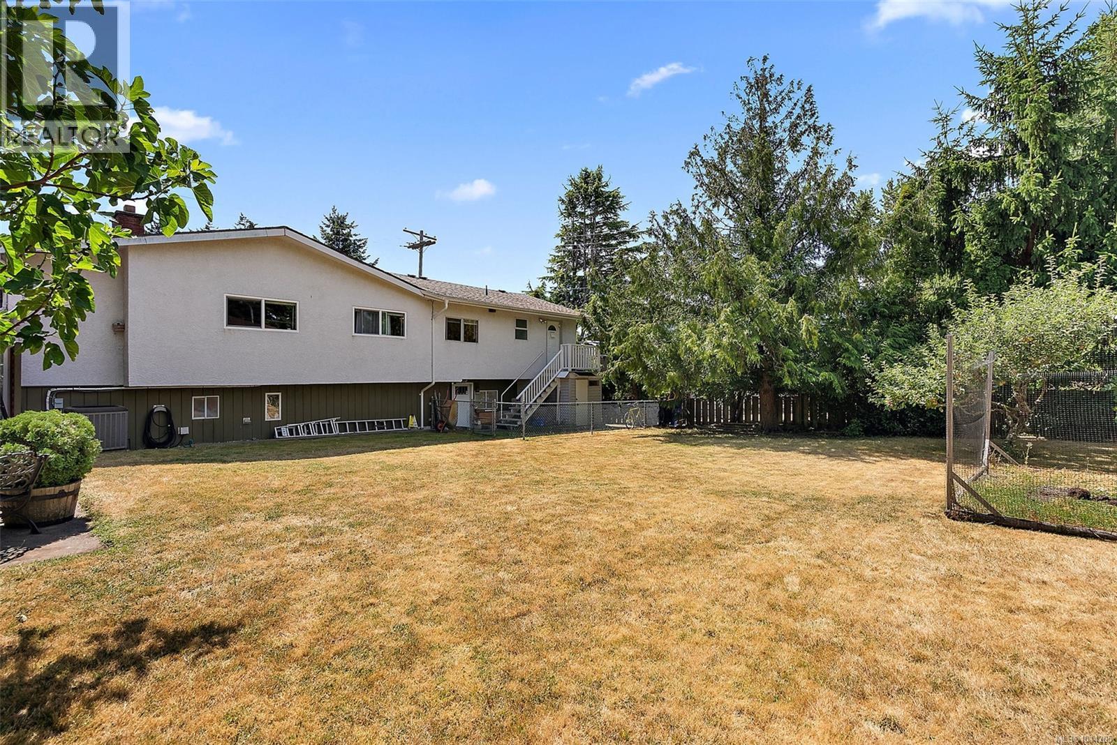 1844 Fairburn Dr, Saanich
