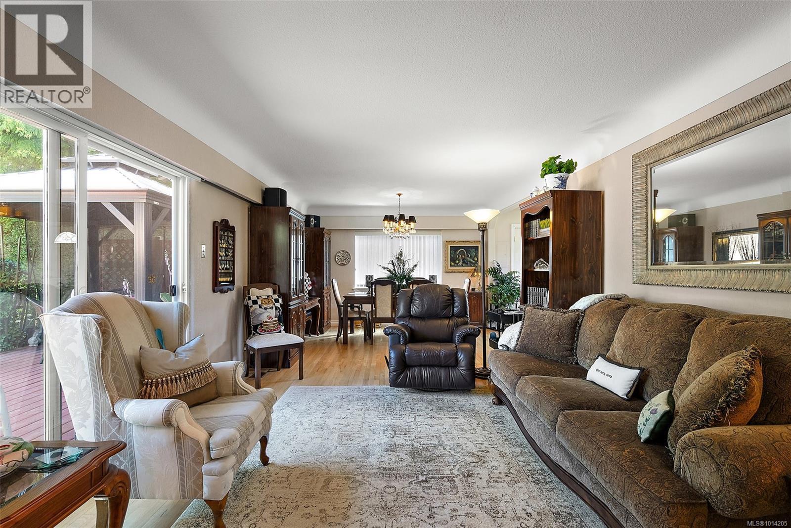 1844 Fairburn Dr, Saanich