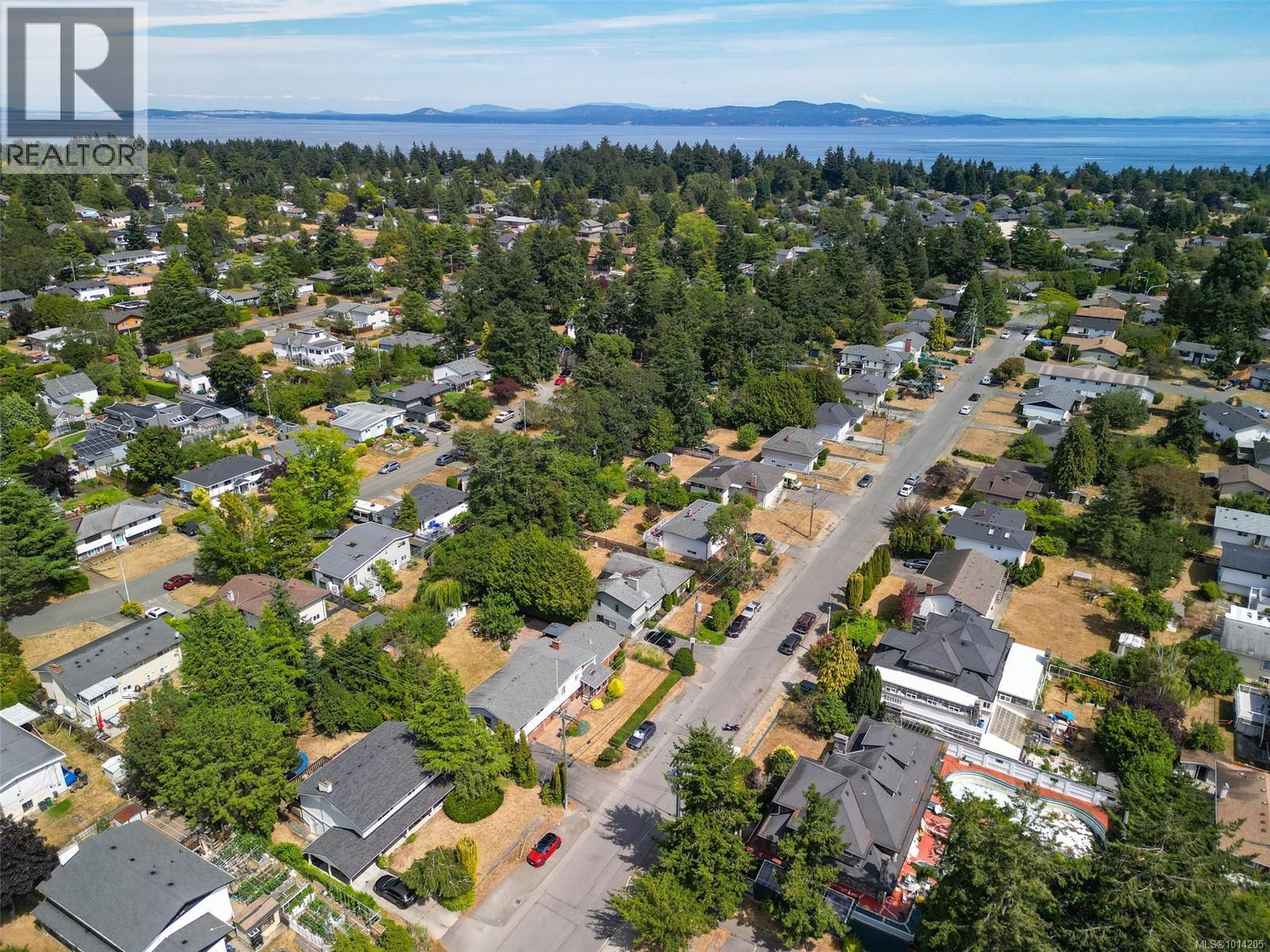 1844 Fairburn Dr, Saanich