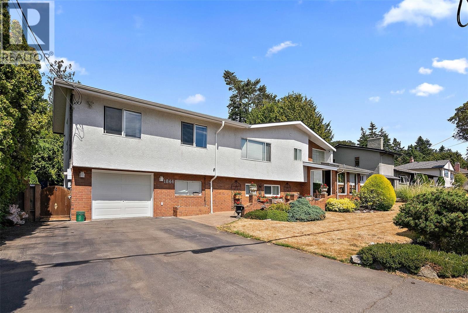 1844 Fairburn Dr, Saanich