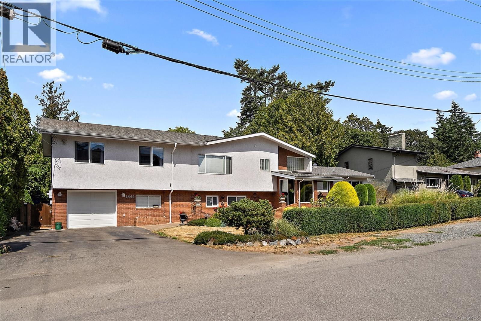 1844 Fairburn Dr, Saanich