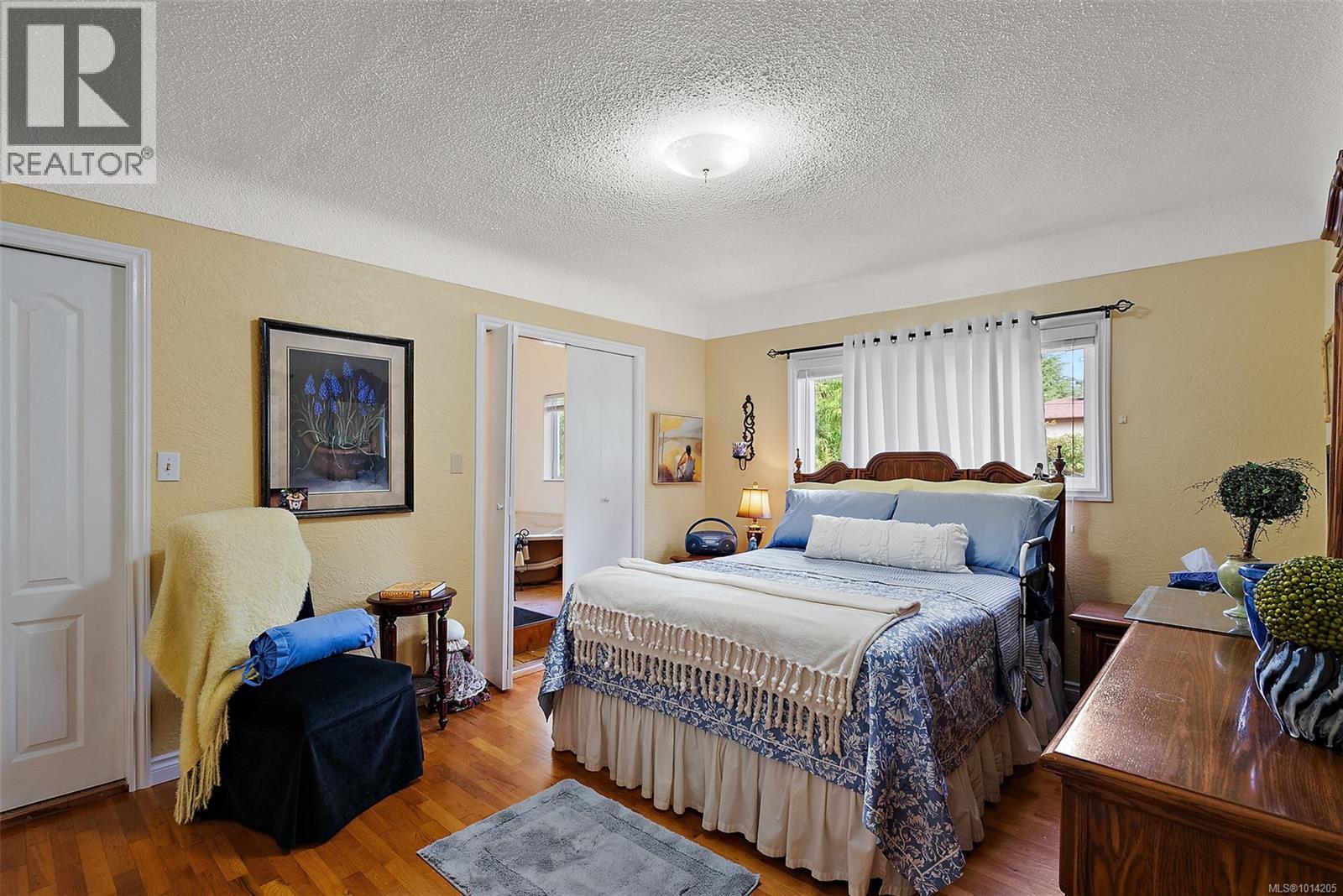1844 Fairburn Dr, Saanich