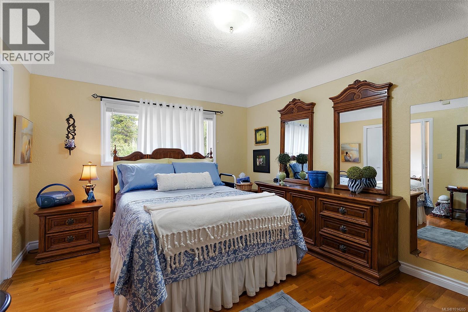 1844 Fairburn Dr, Saanich