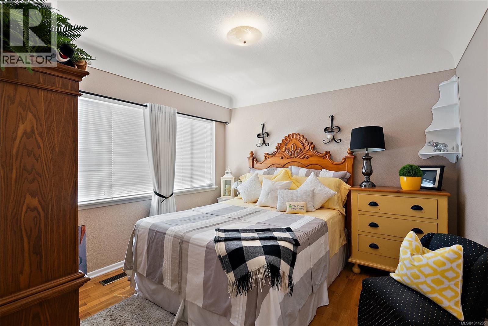 1844 Fairburn Dr, Saanich