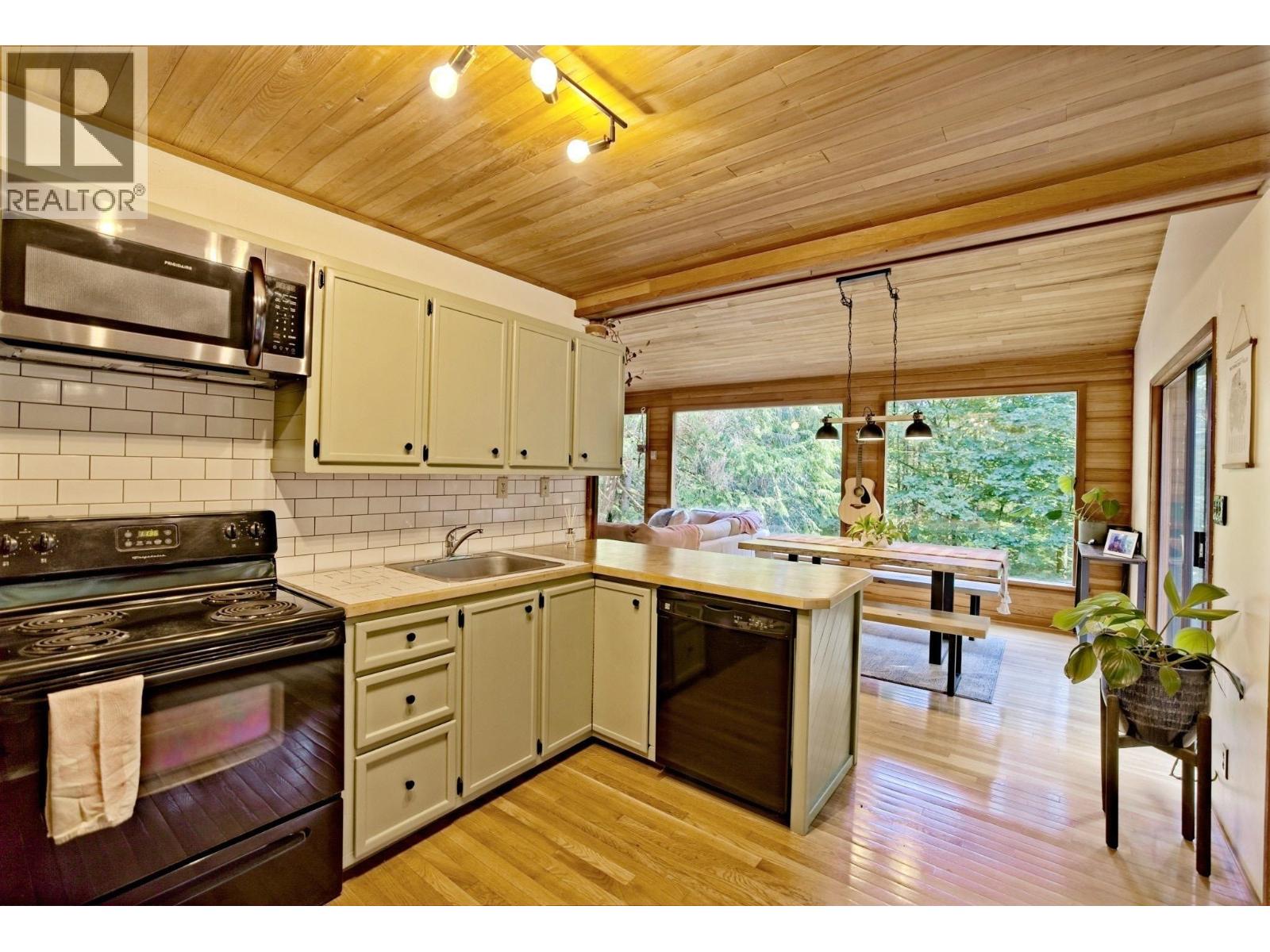House in Galiano Island - Image 11
