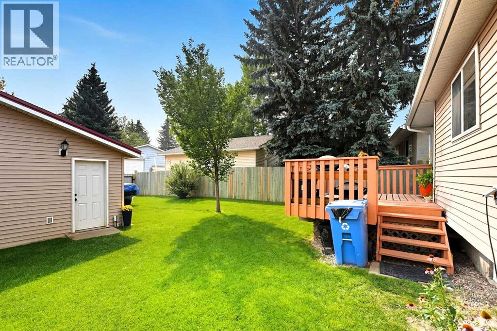 Single Family House Bi-level for Sale in  Hunterbrook Road NW Huntington Hills Calgary 