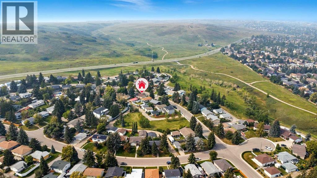 Single Family House Bi-level for Sale in  Hunterbrook Road NW Huntington Hills Calgary 