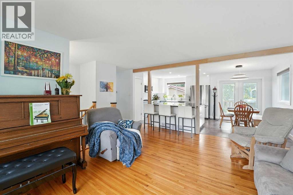 Single Family House Bi-level for Sale in  Hunterbrook Road NW Huntington Hills Calgary 