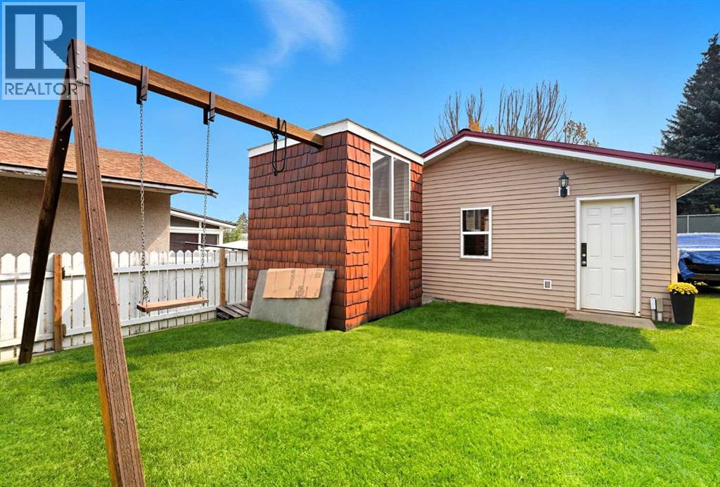 Single Family House Bi-level for Sale in  Hunterbrook Road NW Huntington Hills Calgary 